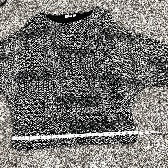 CATO WOMAN - BLOUSE IS A POPOVER WITH A BOLD RANDOM ABSTRACT FLARE.  - B10 - Picture 8 of 10